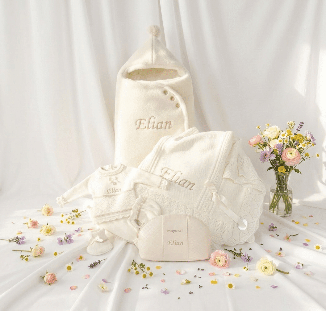 Set de Bebé Personalizado Conjunto de ropa y accesorios de bebé personalizados en tonos crema con flores